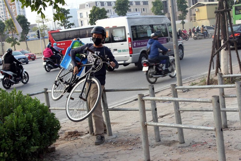 Ha Noi: Rao chan via he, xe may lu luot luon lach chay nguoc chieu-Hinh-10