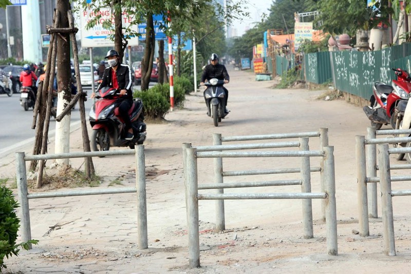 Ha Noi: Rao chan via he, xe may lu luot luon lach chay nguoc chieu-Hinh-4