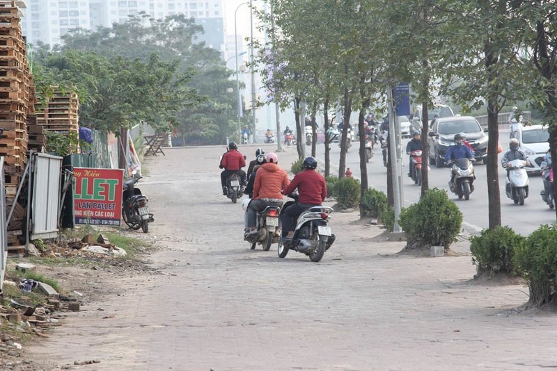 Ha Noi: Rao chan via he, xe may lu luot luon lach chay nguoc chieu-Hinh-8