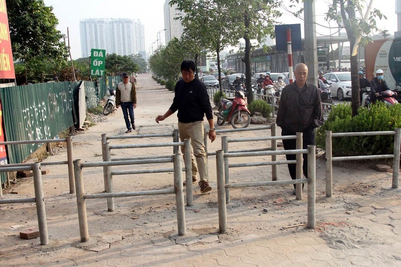 Ha Noi: Rao chan via he, xe may lu luot luon lach chay nguoc chieu-Hinh-9