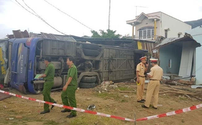 Nguyen nhan xe giuong nam tong sap nha, lat o Nha Trang