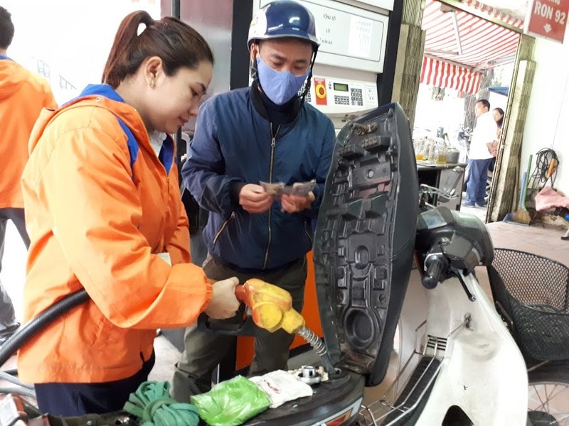 Quy binh on gia xang dau: Nguoi dung thiet hon la duoc loi?