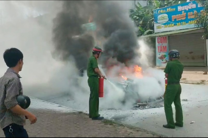 Xe hop bien Ha Noi chay tro khung o Nghe An khi di dam cuoi-Hinh-2