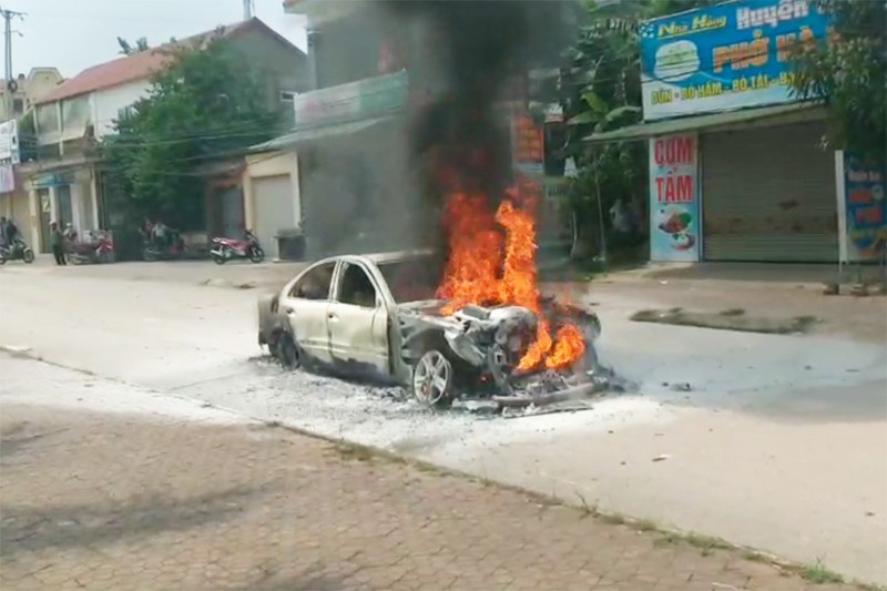 Xe hop bien Ha Noi chay tro khung o Nghe An khi di dam cuoi