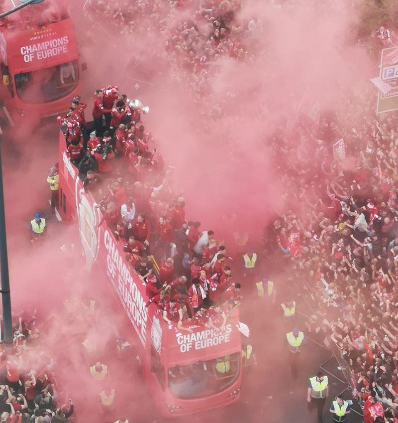 Bien nguoi nhuom do Liverpool trong le ruoc cup cua thay tro Klopp-Hinh-12