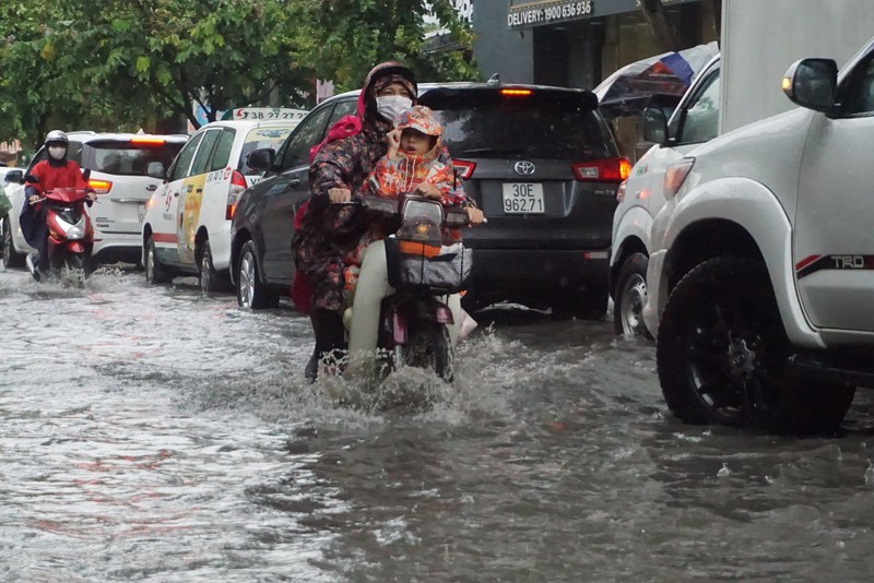 TP HCM: Mua chi 30 phut nhung nhieu duong... bi bom!