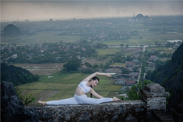 Thieu nu gay tranh cai voi tu the tap yoga noi hiem tro-Hinh-2