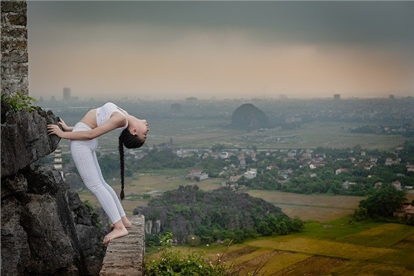 Thieu nu gay tranh cai voi tu the tap yoga noi hiem tro-Hinh-7