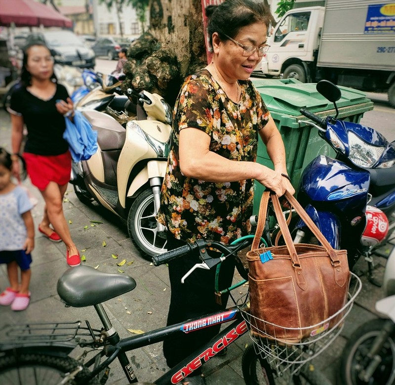 Dieu duong vien ve huu ngay nau 50 lit nuoc mien phi phuc vu benh nhan