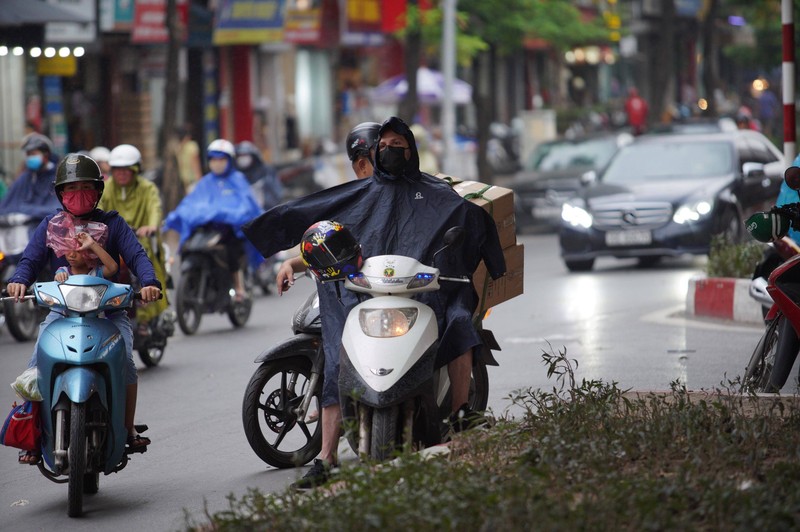 Bao so 2 vao Viet Nam, Ha Noi mua lon cay do de nguoi di duong-Hinh-7