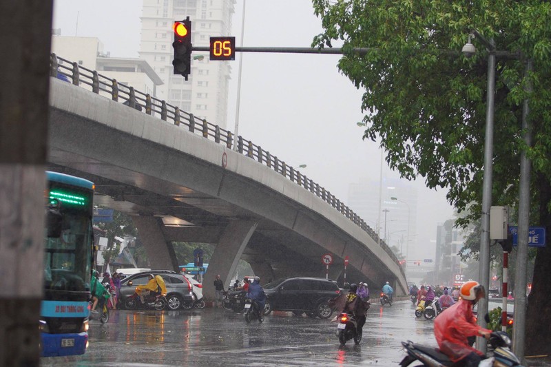 Bao so 2 vao Viet Nam, Ha Noi mua lon cay do de nguoi di duong