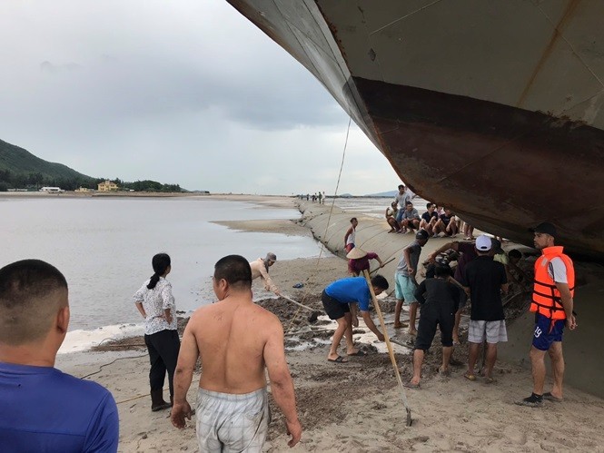 Tau khach vat veo, mac ket tren de lan bien khi tranh bao so 3-Hinh-3