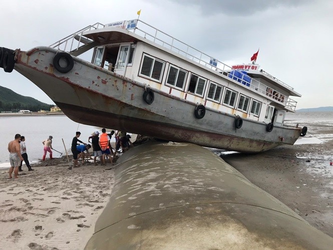 Tau khach vat veo, mac ket tren de lan bien khi tranh bao so 3-Hinh-4