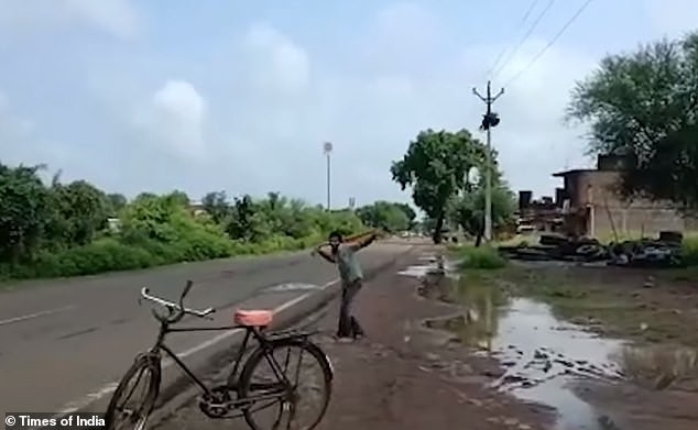 Bi dan qua hieu nham, nguoi dan ong ganh su tra thu moi ngay-Hinh-3