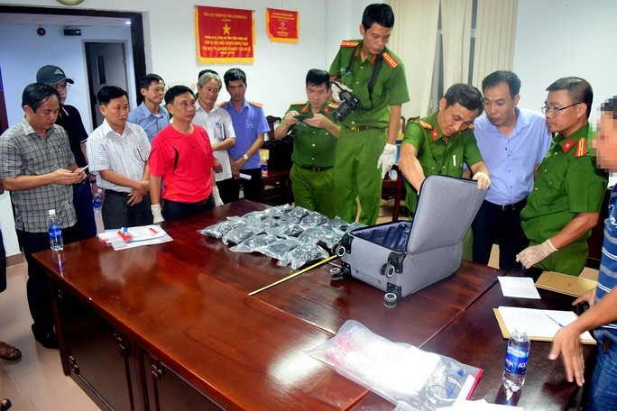 Bat doi tuong mang 30.000 vien ma tuy khi di tau hoa ra Ha Noi