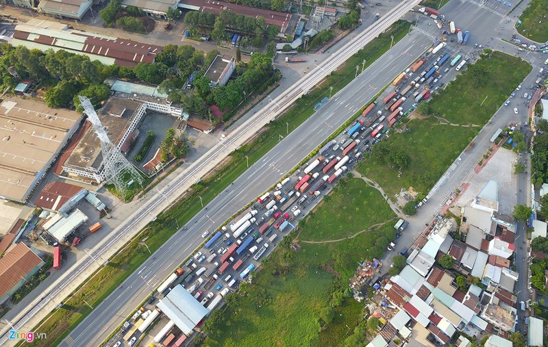 Ron nguoi canh hung than xa lo container dac kin duong