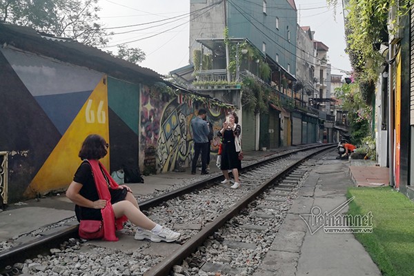 Ha Noi xu phat cac quan ca phe duong tau bao tien?