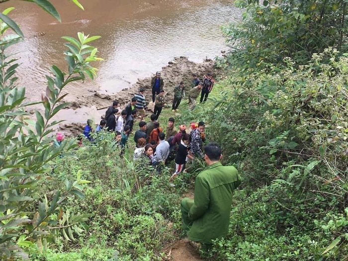 Bat nghi can mung 1 Tet sat hai co gai, chon xac ben suoi Lao Cai-Hinh-2