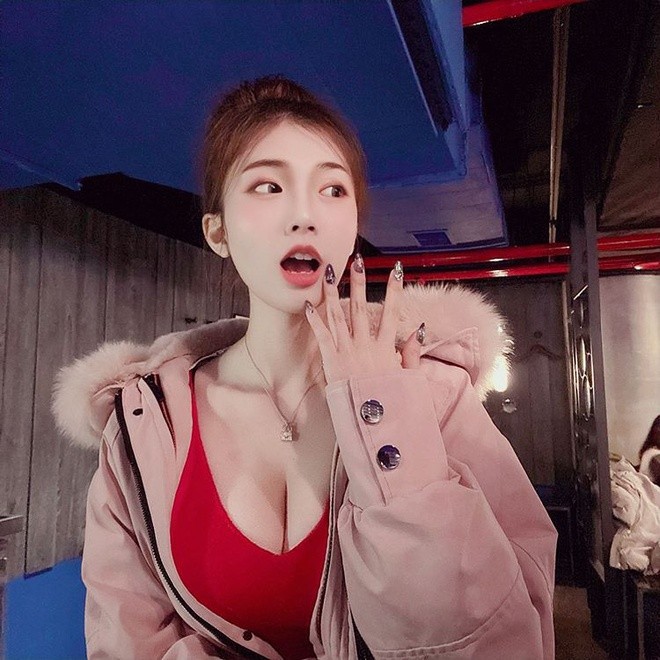 Hot girl Dai Loan bi nghi photoshop vong mot trong cac anh dang mang-Hinh-8