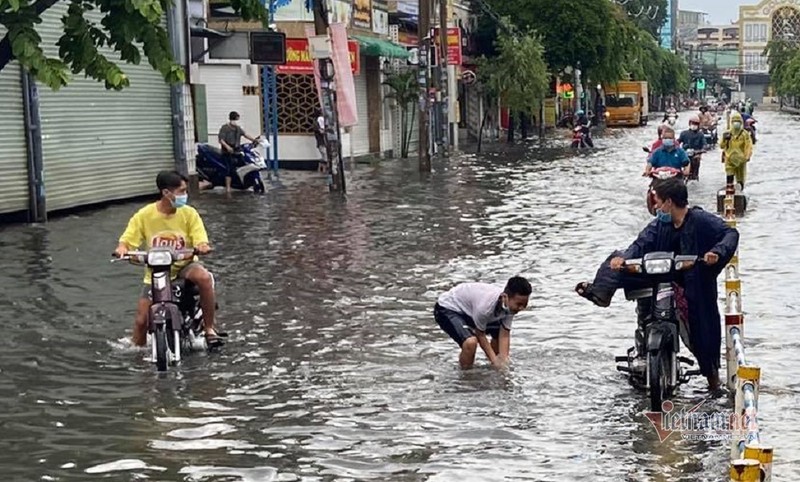 Cua ngo san bay Tan Son Nhat ngap lenh lang sau mua lon-Hinh-10