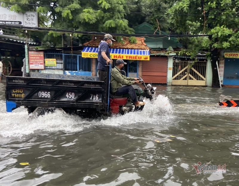 Cua ngo san bay Tan Son Nhat ngap lenh lang sau mua lon-Hinh-7