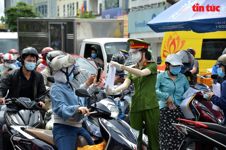 TP.HCM: Nguoi dan do ra duong gay un tac cac chot kiem soat-Hinh-3