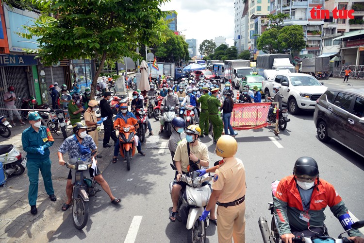 TP.HCM: Nguoi dan do ra duong gay un tac cac chot kiem soat-Hinh-7