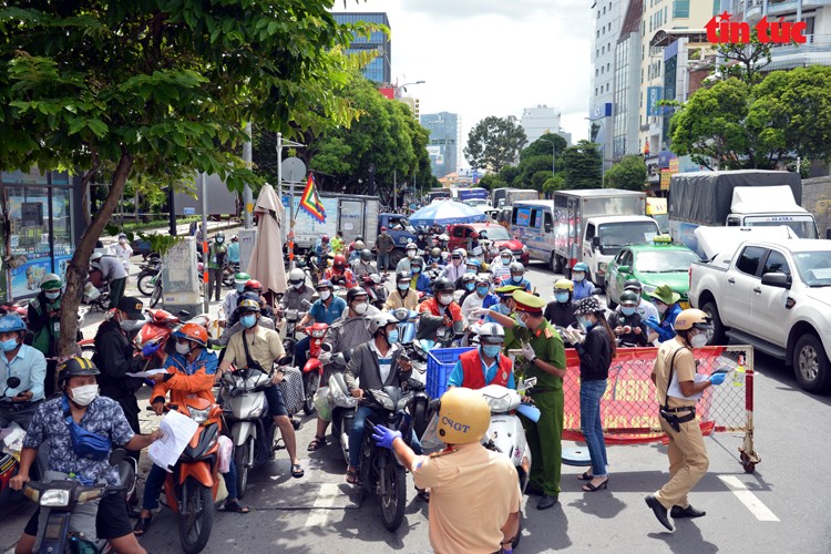 TP.HCM: Nguoi dan do ra duong gay un tac cac chot kiem soat