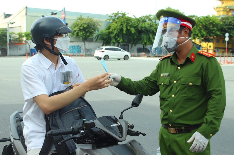 Cong an TP.HCM huong dan 11 van de kiem tra giay di duong noi do