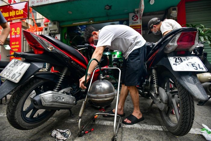 Hang rua oto, sua xe may dong khach khi Ha Noi noi gian cach-Hinh-8