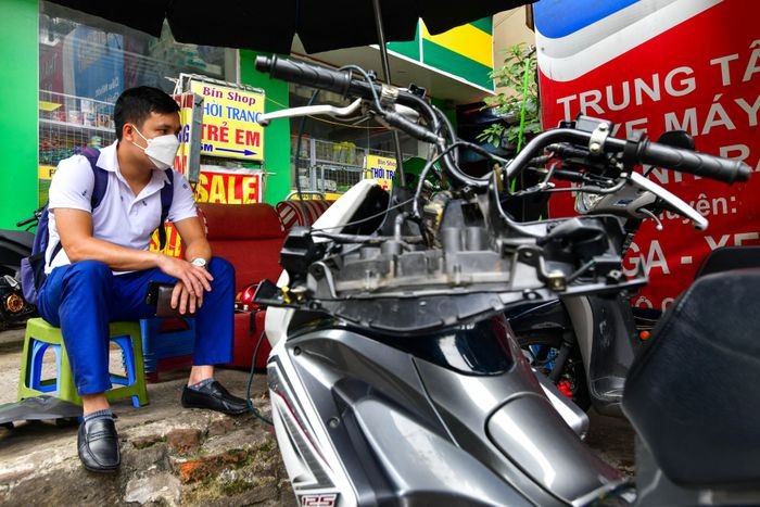 Hang rua oto, sua xe may dong khach khi Ha Noi noi gian cach-Hinh-9