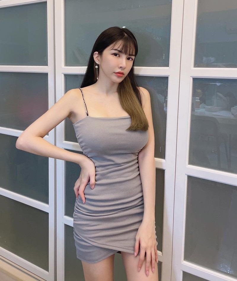 Hot girl dien do bo sat, khoe triet de duong cong co the-Hinh-8