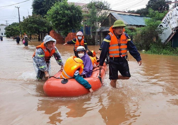 Nhieu noi o mien Trung ngap sau, hoc sinh mac ket do mua lu-Hinh-4