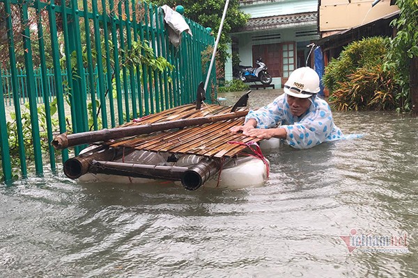 Du bao thoi tiet 13/11: Mien Trung van don dap mua, sat lo nhieu noi