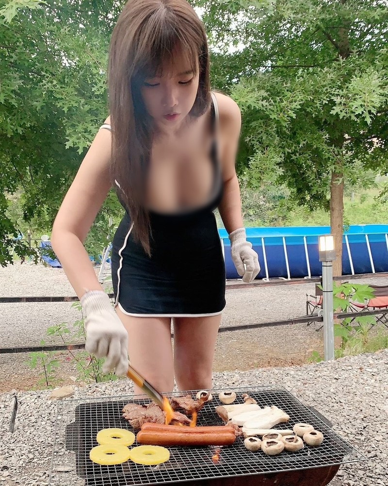 Dien do bo sat nuong thit, nang hot girl khoe vong 1 