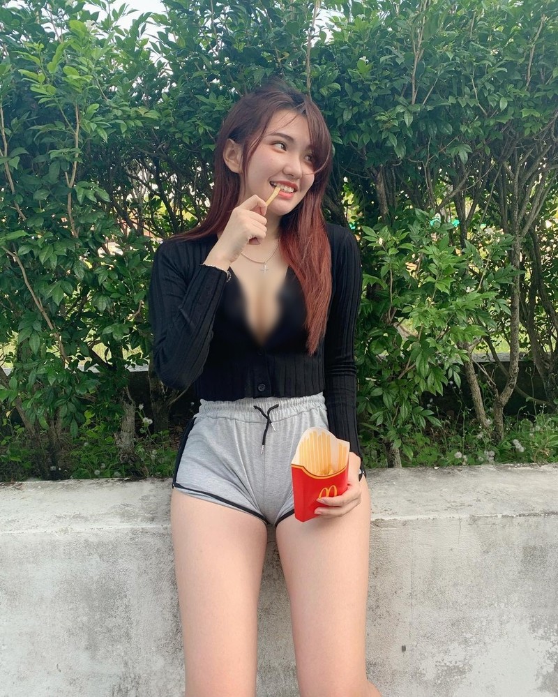 Dien quan ngan cun, nang hot girl dao pho khien nguoi nhin phat ngai