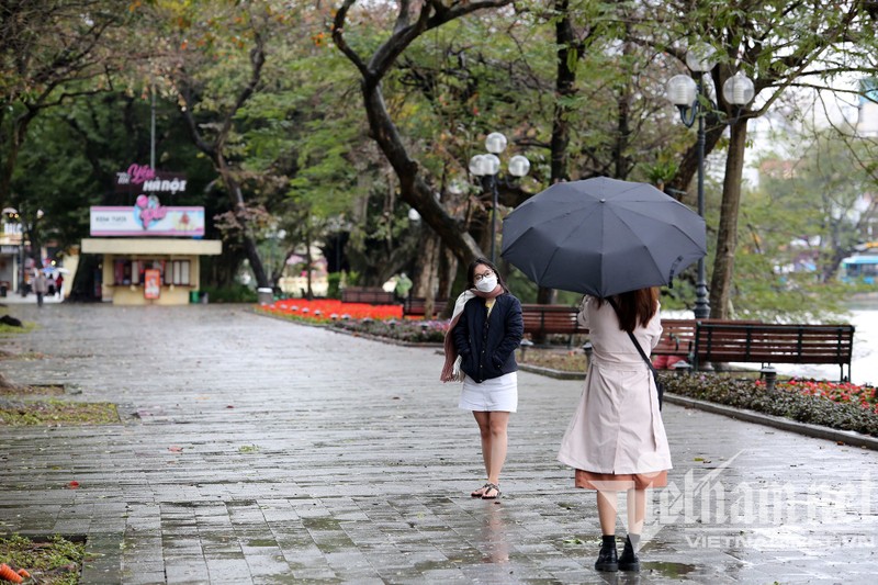 Mua ret buot o Ha Noi, can thu van dam minh o ho Guom-Hinh-5