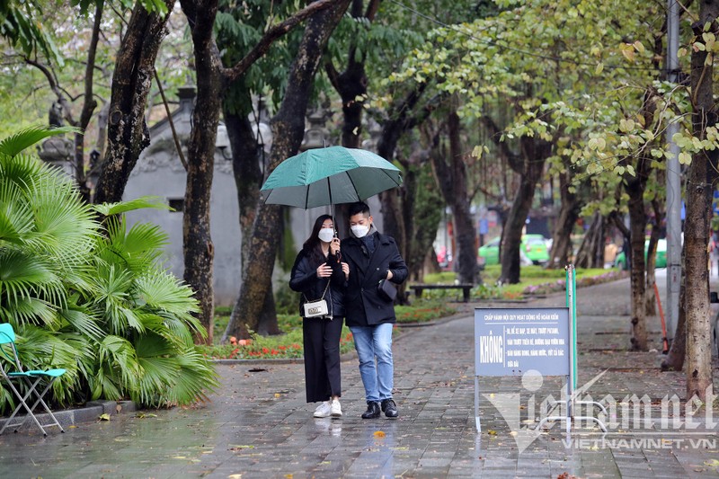 Mua ret buot o Ha Noi, can thu van dam minh o ho Guom-Hinh-6