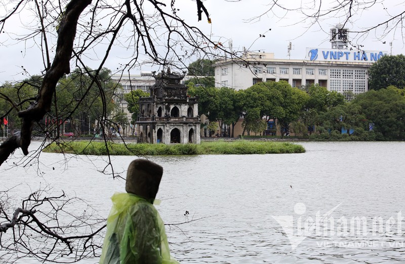 Mua ret buot o Ha Noi, can thu van dam minh o ho Guom-Hinh-8