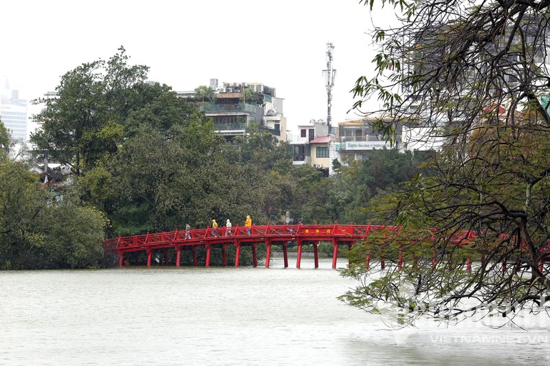 Mua ret buot o Ha Noi, can thu van dam minh o ho Guom-Hinh-9