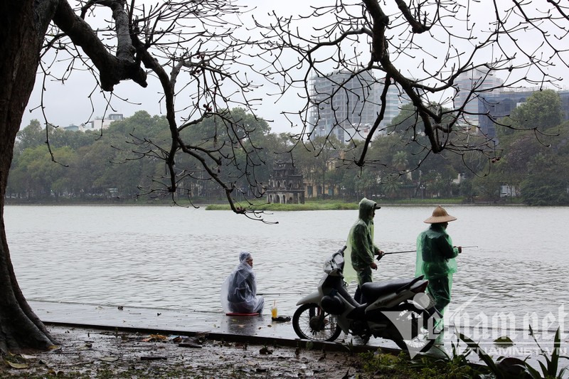 Mua ret buot o Ha Noi, can thu van dam minh o ho Guom