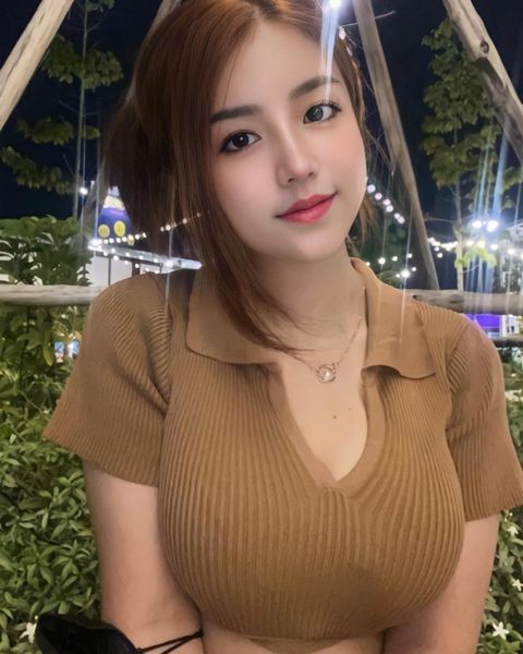 Hot girl sieu vong 1 mac do o nha cung goi cam me nguoi