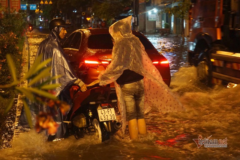 Mua xoi xa, duong pho Da Nang ngap sau, hang loat oto chet may trong dem-Hinh-10