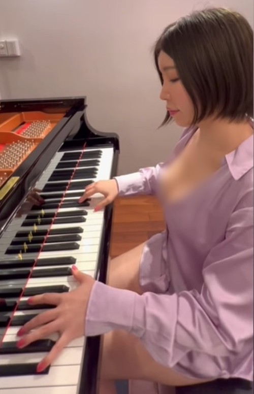 Do mat truoc nang hot girl “mac nhu khong mac” khi choi piano
