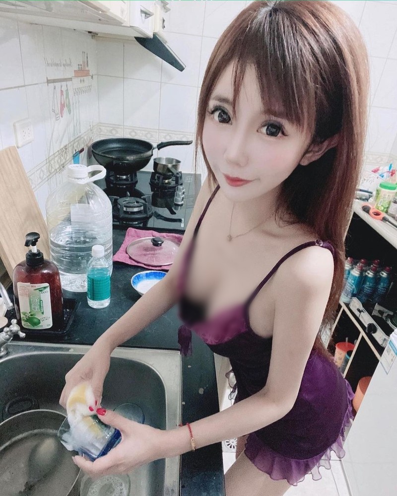 Dien do ho hang lam viec nha, hot girl khoe vong 1 