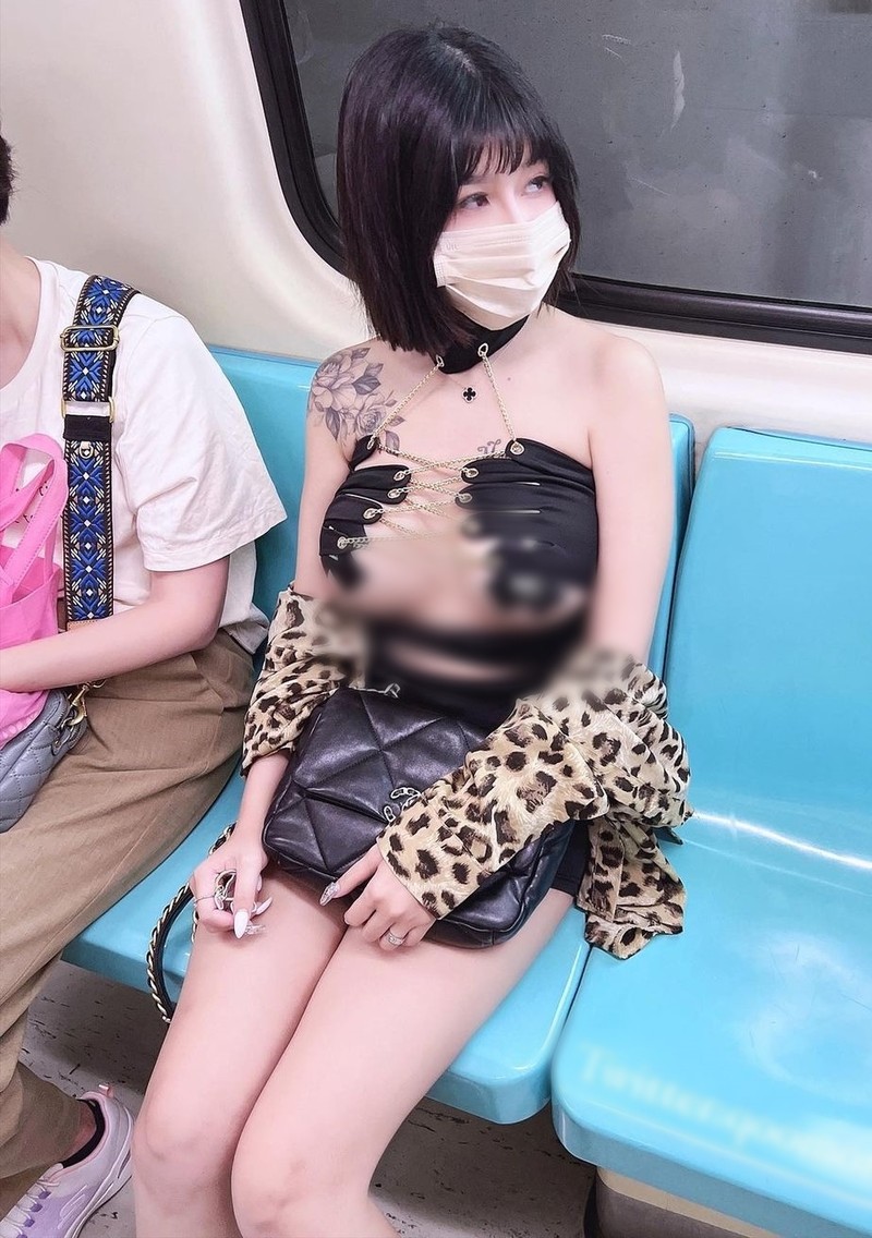 Nguong chin mat hot girl dung gang tay che nguc tren tau dien