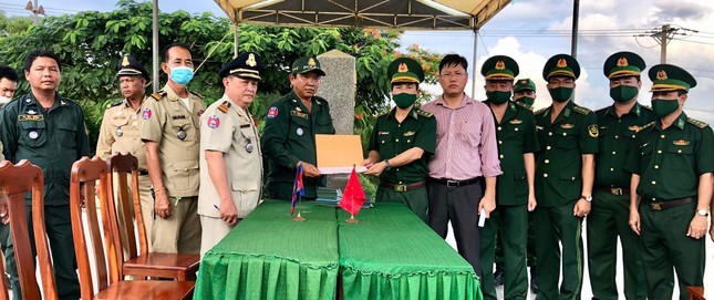 Kien Giang tiep nhan 226 cong dan tu Campuchia ve nuoc-Hinh-2