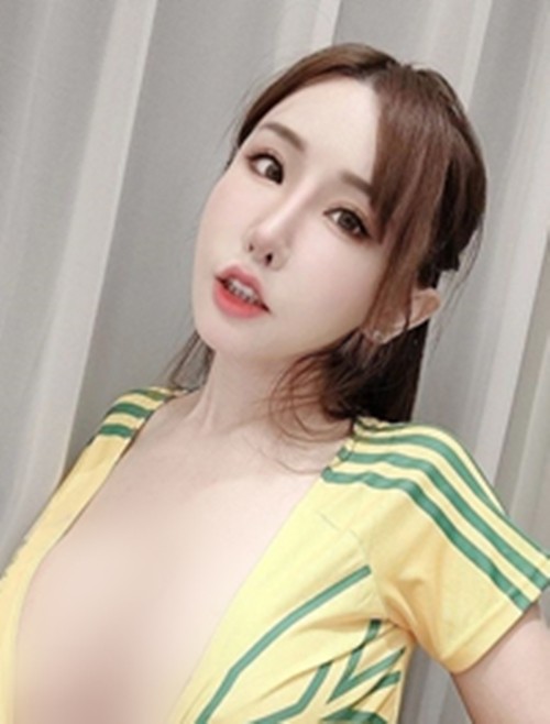 Hot girl xinh dep ven ao khoe body cuc pham mung World Cup 2022-Hinh-3
