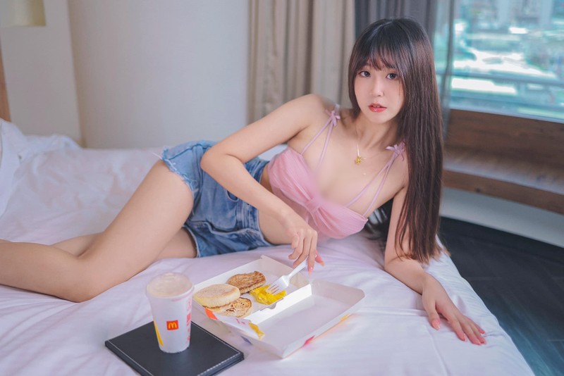 Hot girl xinh dep mac ho bao khoe body boc lua giua troi lanh-Hinh-8