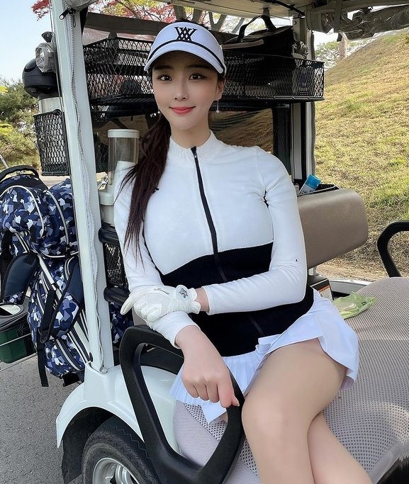 Gu thoi trang boc lua cua my nhan san golf-Hinh-2